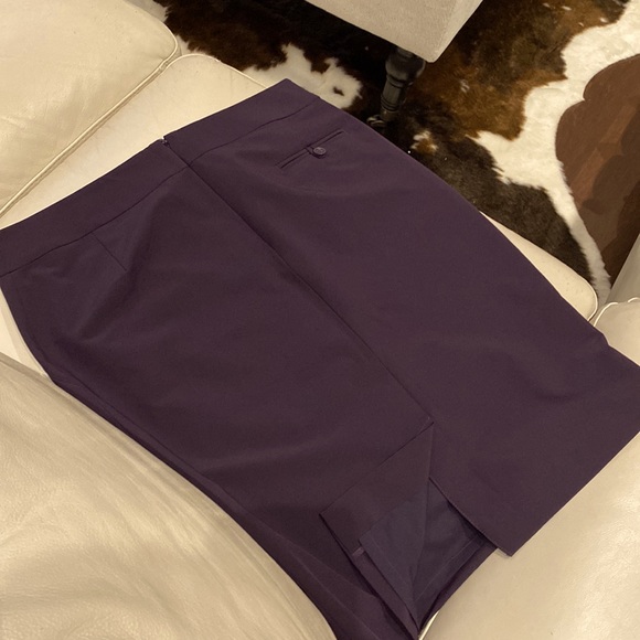 Deep plum coloured pencil skirt - Picture 2 of 3
